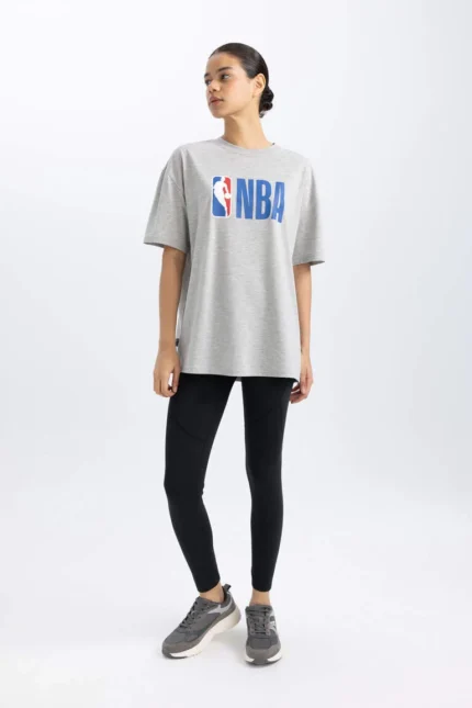 NBA Wordmark Boxy Fit Bisiklet Yaka Baskılı Kısa Kollu Kısa Kollu Tişört